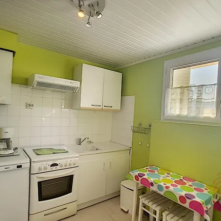 F2 Avec Wifi, Ascenseur Pres Des Thermes - Fr-1-451-139 Apartment